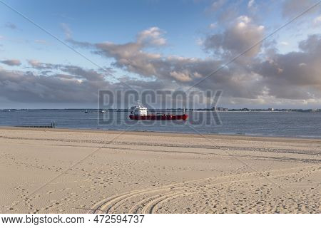 Ships Cruise In Front Of The Beach At Boulevard Evertsen In Vlissingen. Provinz Zeeland In The Nethe