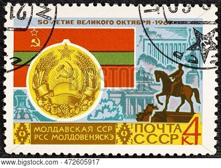 Ussr - Circa 1967: Post Stamp Printed In The Ussr Shows Coat Of Arms, Flag And Monument Moldovan Ssr