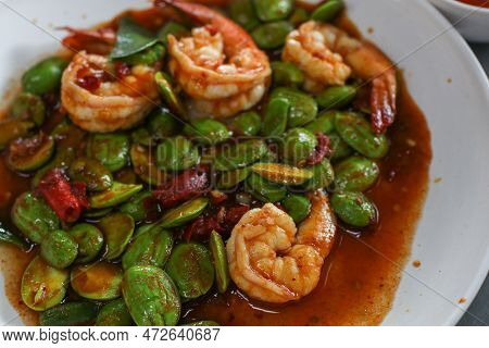 Spicy Stir-fried Shrimp With Bitter Or Twisted Cluster Or Stink Bean And Shrimp (goong Pad Kapi Sato