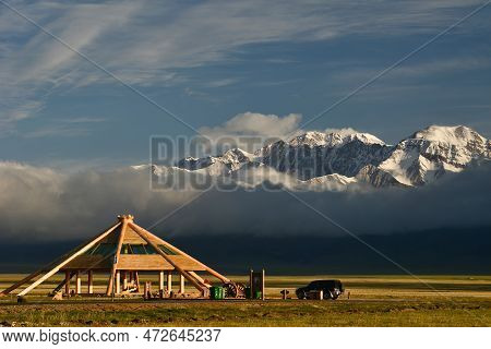 The Mountains And Waters Around Tarim Lake Are Very Dazzling And Unpredictable