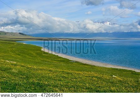 The Mountains And Waters Around Tarim Lake Are Very Dazzling And Unpredictable
