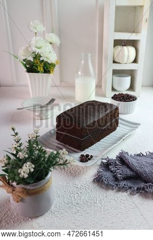 Steamed Brownies With Cream And Chocolate Chips