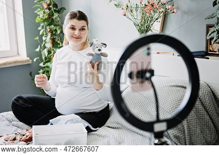 How To Start A Pregnancy Baby Blog For Parents-to-be And Make Money From Home. Pregnant Woman Blogge