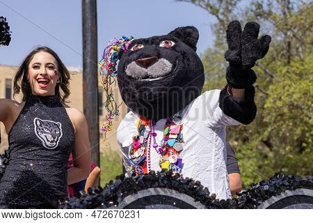 San Antonio, Texas, Usa - April 8, 2022: The Battle Of The Flowers Parade, Cheerleaders From Texas A