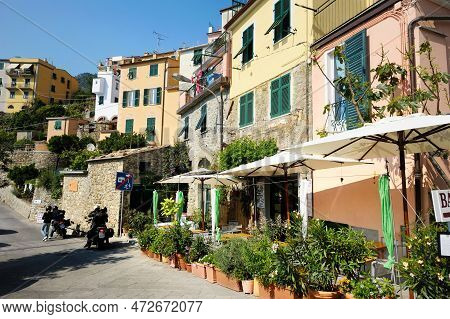 Corniglia, Italy - May 2011: Main Street Of Corniglia, One Of The Five Centuries-old Villages Of Cin