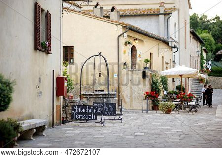 Bagno Vignoni - May 2011: Charming Street In Bagno Vignoni, Town Famous For Hot Water Springs, Tusca