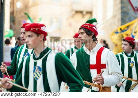 Siena, Italy - July 2013: The Noble Contrada Dell'oca On The Corteo Storico, A Historical Costume Pa