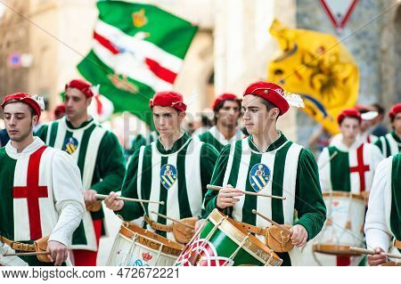 Siena, Italy - July 2013: The Noble Contrada Dell'oca On The Corteo Storico, A Historical Costume Pa