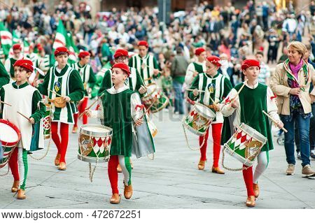 Siena, Italy - July 2013: The Noble Contrada Dell'oca On The Corteo Storico, A Historical Costume Pa