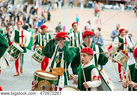 Siena, Italy - July 2013: The Noble Contrada Dell'oca On The Corteo Storico, A Historical Costume Pa