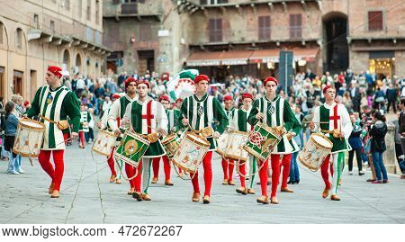 Siena, Italy - July 2013: The Noble Contrada Dell'oca On The Corteo Storico, A Historical Costume Pa