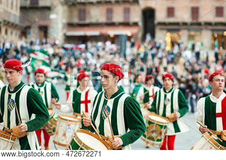 Siena, Italy - July 2013: The Noble Contrada Dell'oca On The Corteo Storico, A Historical Costume Pa