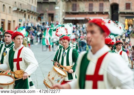 Siena, Italy - July 2013: The Noble Contrada Dell'oca On The Corteo Storico, A Historical Costume Pa