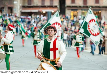 Siena, Italy - July 2013: The Noble Contrada Dell'oca On The Corteo Storico, A Historical Costume Pa