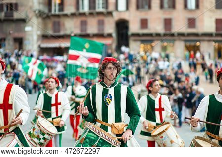 Siena, Italy - July 2013: The Noble Contrada Dell'oca On The Corteo Storico, A Historical Costume Pa