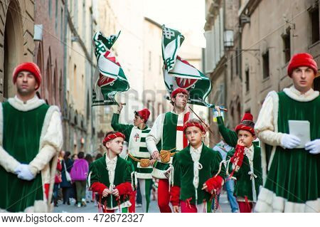 Siena, Italy - July 2013: The Noble Contrada Dell'oca On The Corteo Storico, A Historical Costume Pa