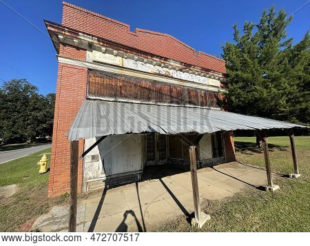 Burke County, Ga Usa - 09 19 22: Old Abandoned Brick Building Tin Awning