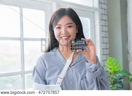 Credit Card For Splint Treatment Broken Arm Concept, Businesswoman Smiling After Accident Holding Cr