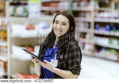 Manitowoc, Wi Usa March 15 2023: Working Young Girl With Tablet