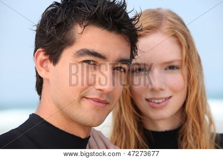 dwóch nastolatków sobie surf garnitury