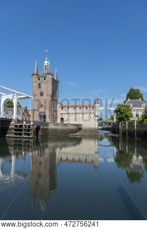 Ensemble With Zuidhavenpoort At The Oude Haven In Zierikzee. Provinz  Zeeland In The Netherlands