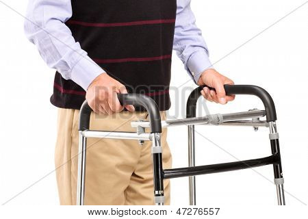 Senior hombre usando un caminante aislado sobre fondo blanco
