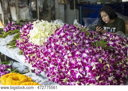 Bangkok, Thailand- 14 Feb, 2023: People Sell Flowers At The Flower Market Pak Klong Thalat In Bangko