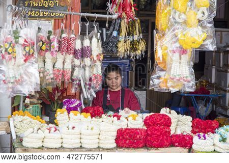 Bangkok, Thailand- 14 Feb, 2023: People Sell Flowers At The Flower Market Pak Klong Thalat In Bangko