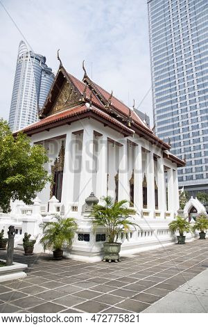 Bangkok, Thailand- 17 Feb, 2023: Wat Pathum Wanaram Temple Is Located Between The Two Shopping Malls
