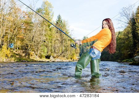 mujer de pesca en Río Otava, República Checa