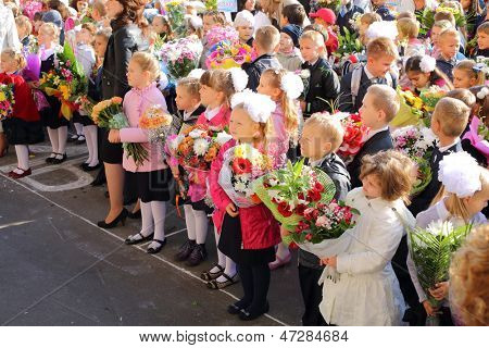 Moscou - SEP 1: Enfants avec des fleurs devant l'école n ° 1349 sur le premier jour d'école sur 