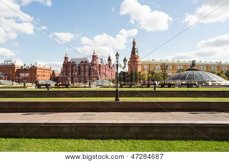 Moskva - SEP 17: Panoráma náměstí s výhledem na historické muzeum v září 17, 2012 v Mo