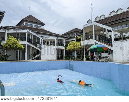 Lumut, Perak, Febuary 19 2023 : Children Are Playing In A Swimming Pool At A Resort