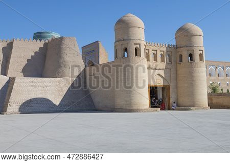 Khiva, Uzbekistan - September 05, 2022: Gates Of Ota-darvoza Of The Inner City Of Ichan-kala And A F
