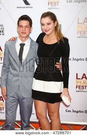 LOS ANGELES - 23.Jun: Liam James, Zoe Levin kommt bei 