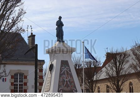 Wissant, France, 13 April 2022: View Of The War Memorial And Buildings On Place General De Gaulle On