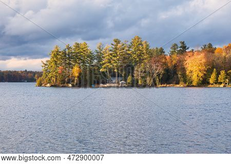 Kawartha Lakes, Canada - 20 October 2022: A Cabin On The Shore Of A Small Lake In The Kawartha Lakes