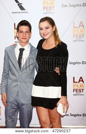 LOS ANGELES - 23.Jun: Liam James, Zoe Levin kommt bei 