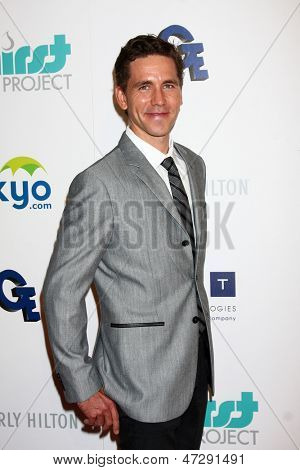 LOS ANGELES - JUN 25: Brian Dietzen 4 yıllık susuzluk galada Beverly Hilton sıcak gelir