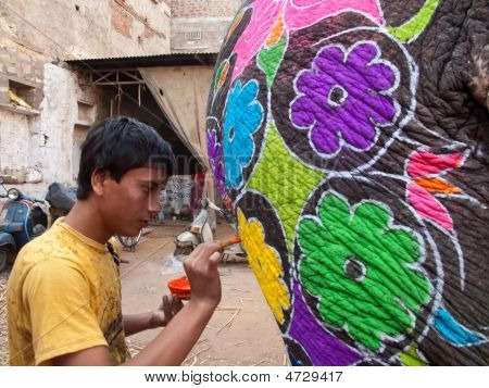 ศิลปินวาดช้าง ด้วยสีสดใส