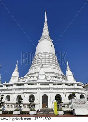 Bangkok, Thailand- 14 Feb, 2023: View Of Grand, Whitewashed Stupa In Wat Prayoon, Bangkok. It Sits O