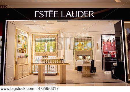 Kuala Lumpur, Malaysia - December 04, 2022: Estee Lauder Brand Retail Shop Logo Signboard On The Sto