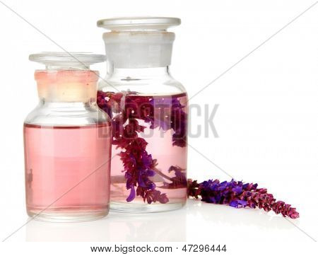 Medycyna butelek z szałwia kwiaty na białym tle