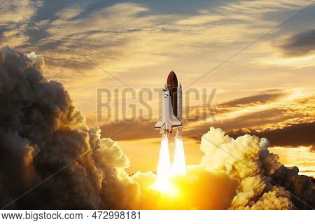Spaceship Lift Off. Space Shuttle With Smoke And Blast Takes Off Into Space On A Background Of Sunse