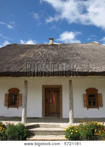 Ukrainske nationale hus i Sorochyntsi landsby.