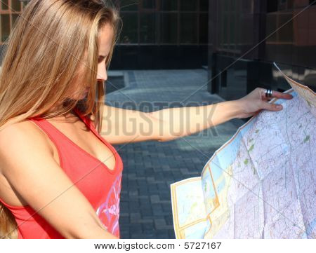 Donna cerca nella mappa