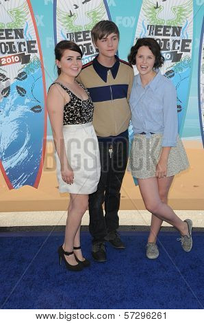 Mae Whitman, Miles Heizer, Sarah Ramos at the 2010 Teen Choice Awards - Arrivals, Gibson Amphitheater, Universal City, CA. 08-08-10