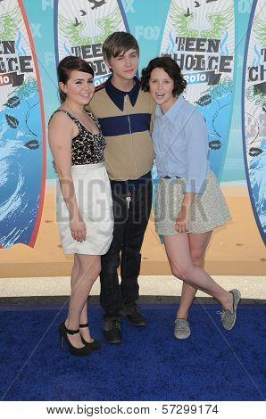 Mae Whitman, Miles Heizer, Sarah Ramos at the 2010 Teen Choice Awards - Arrivals, Gibson Amphitheater, Universal City, CA. 08-08-10