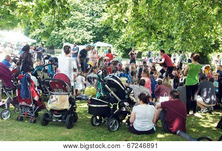 Man entertains kids on the park