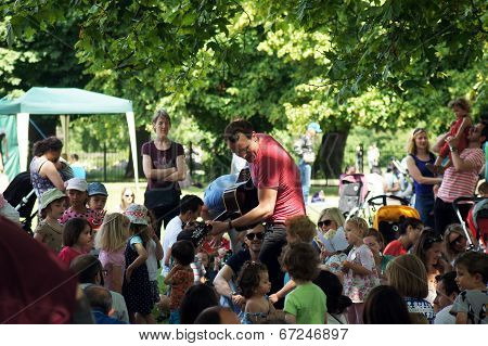 Man entertains kids on the park